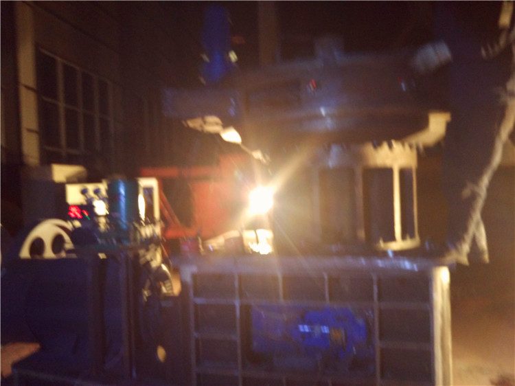 顆粒機(jī)工人趕工晝夜兩班為貴州客戶(hù)生產(chǎn)！